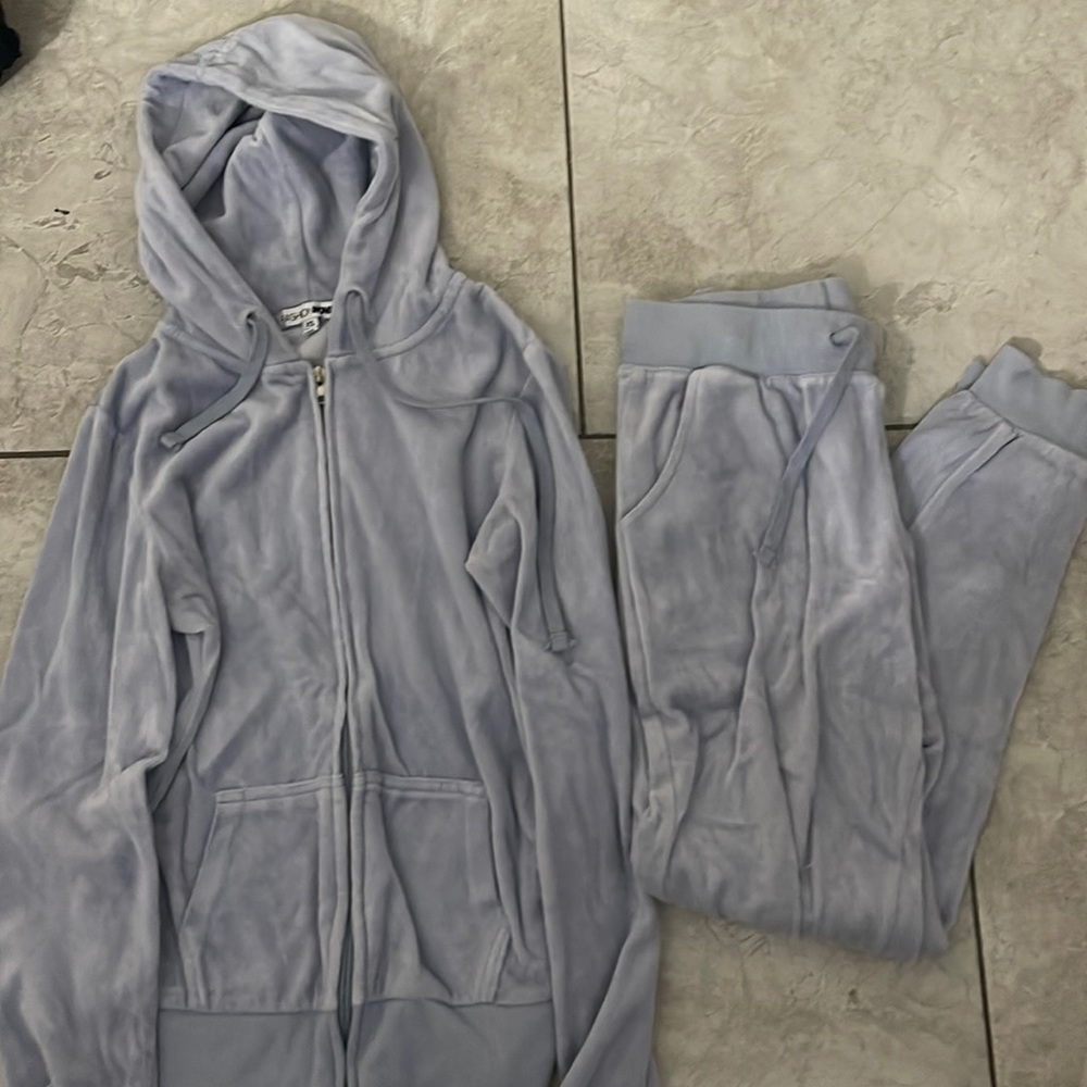 Fashion Nova matching light blue velvet sweat suit. Size Xs.